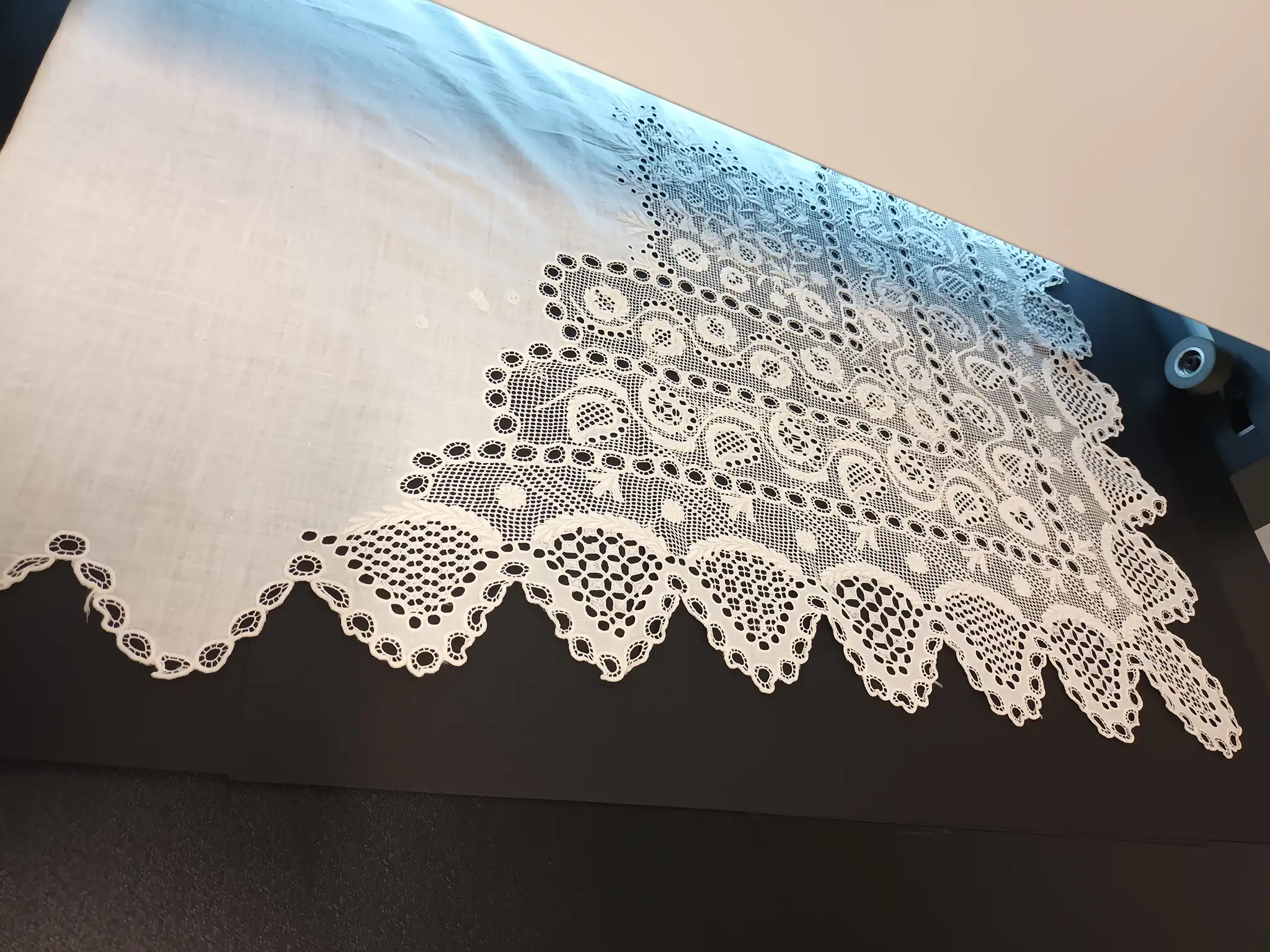 Detail lidové výšivky